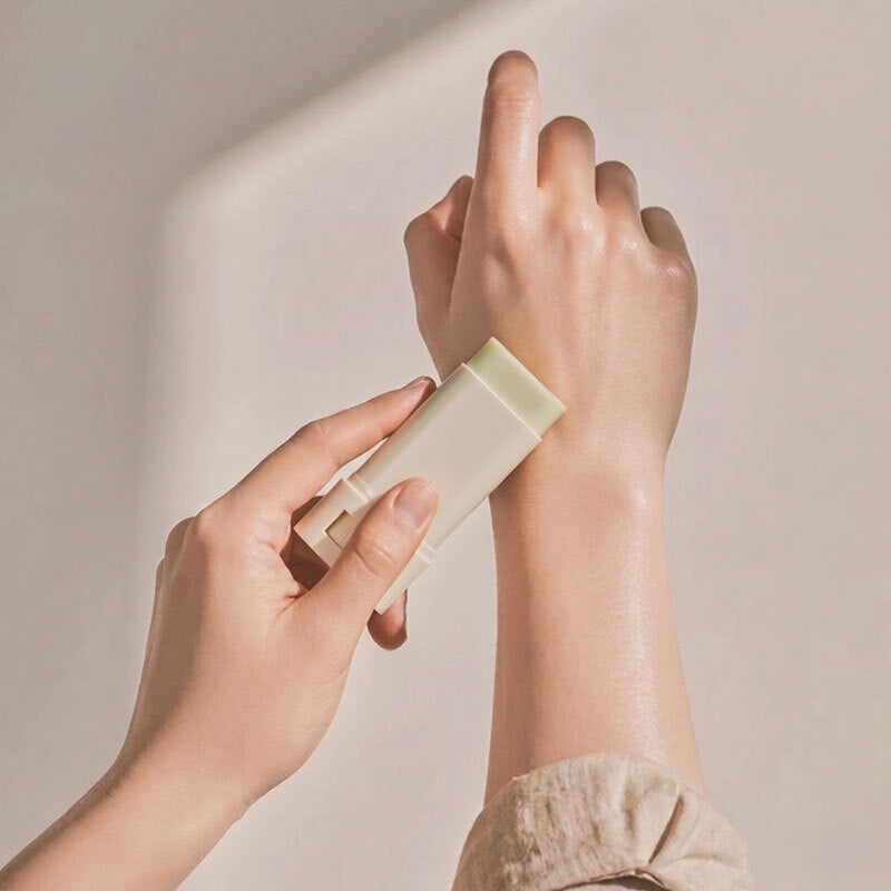 Le guide sticks solaires : conseils d’application & meilleurs produits